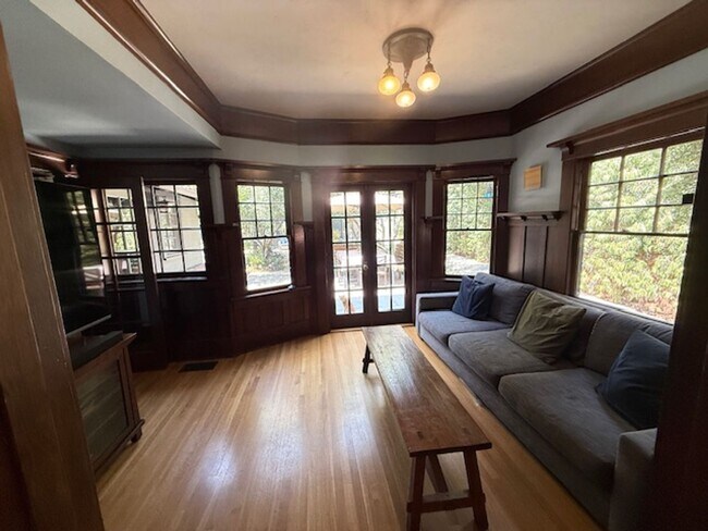 Building Photo - Furnished Craftsman Home - Pool, Entertain...