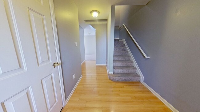 Building Photo - Spacious Townhouse