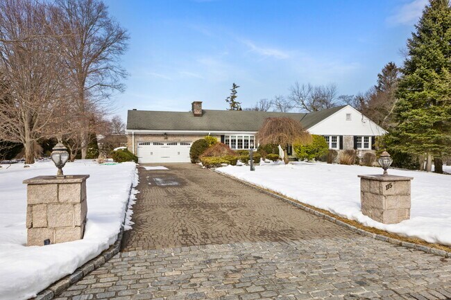 Building Photo - 115 Stonehedge Dr N