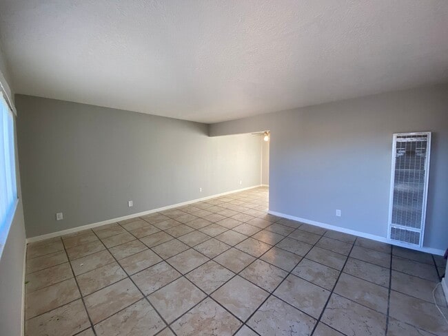 Building Photo - 3 BEDROOM 2 BATH HOUSE LOCATED CLOSE TO SC...