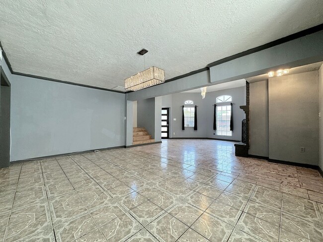 Building Photo - West El Paso/Canutillo 6bed/4bath refrig A/C Home!