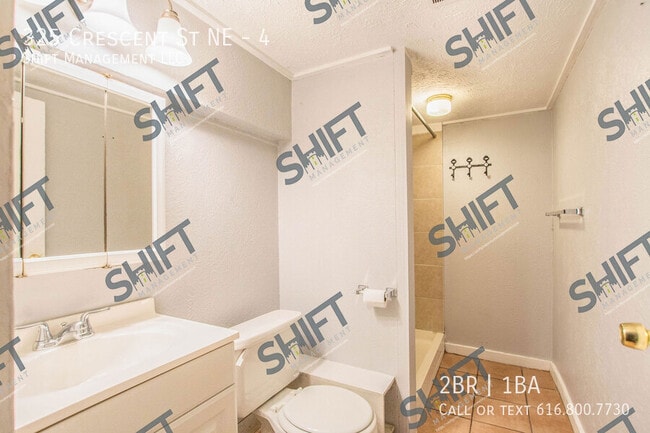 Building Photo - 325 Crescent St NE