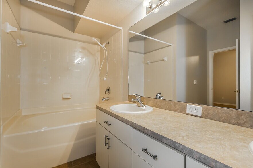 Building Photo - 619 Wave Crest Cir