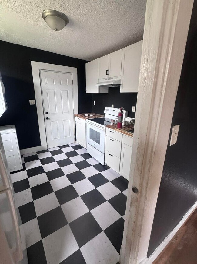 Building Photo - Knoxville 37917 - 2 bedroom, 1 bath home - Contact Lisa Vineyard and Shannon Russell (865) 216-9334