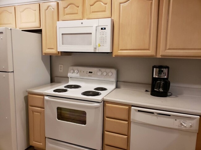 Building Photo - Knoxville 37912 - 2 bedroom 1.5 bath - Cal...