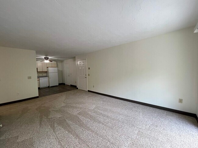 Building Photo - 385 Huse Rd