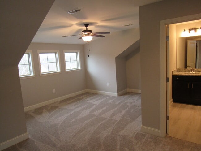 Building Photo - Beautiful 4-Bed, 3-Bath Bungalow in Highly Desirable Farragut!