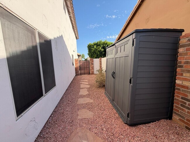 Building Photo - 3 BR 2.5 BA Glendale