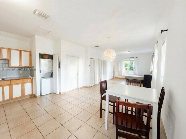 Building Photo - 404 NE 27th St