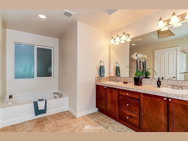 Building Photo - Available Now – 4 bed 2.5 bath Sq Ft Woodr...