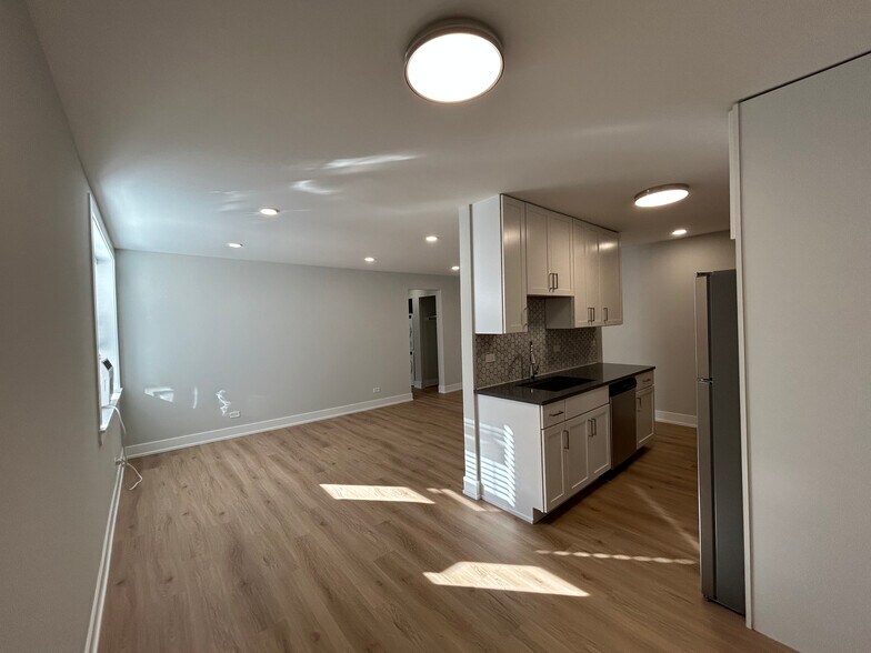 Primary Photo - 540 W Aldine Ave