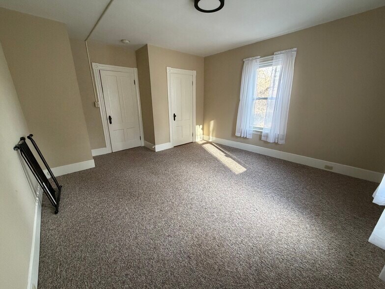 Building Photo - 16 Nichols St