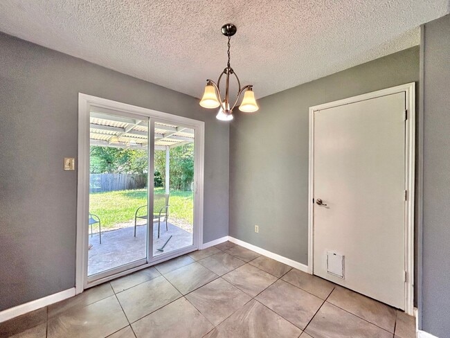 Building Photo - Nice & Cozy 2/BR 1/BA Home with Fenced Yar...