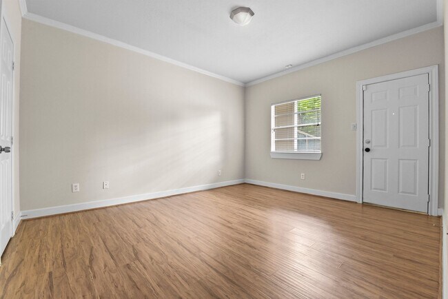 Building Photo - Charming 3-Bed, 2.5-Bath Home in the Heart of the Heights with Spacious Yard & Prime Location