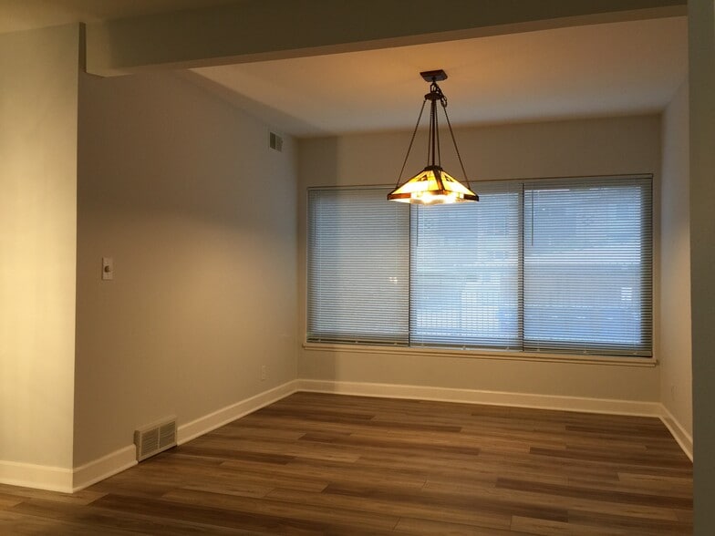 Dinning room - 2124 Pauline Blvd