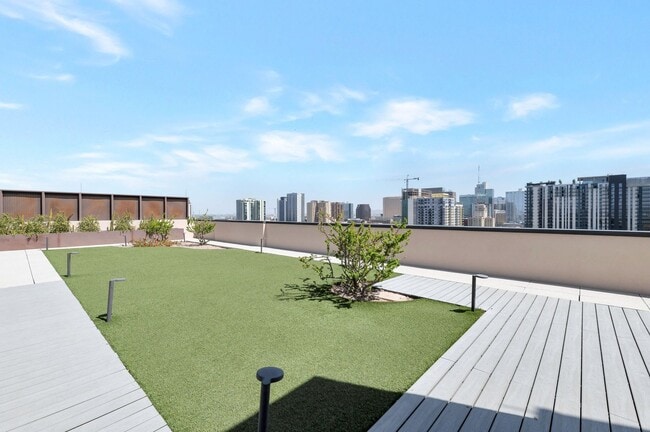 Building Photo - Luxury Condo in the Heart of Downtown Phoe...