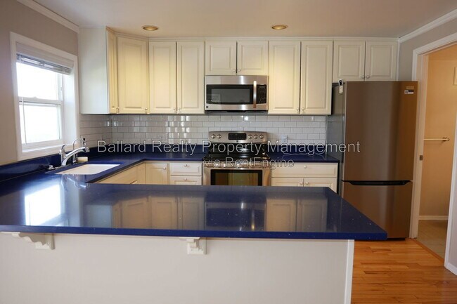Building Photo - 3216 14th Ave W