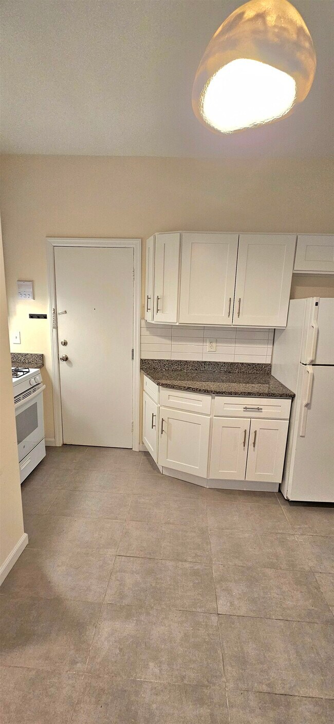 Building Photo - 327 Jackson St