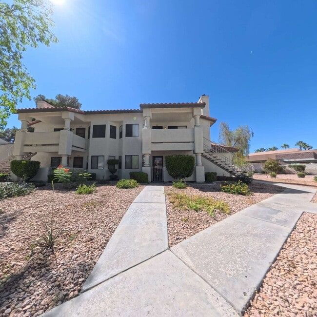 Building Photo - Beautiful 2 Bedroom 2 Bathroom Condo at The Lakes!