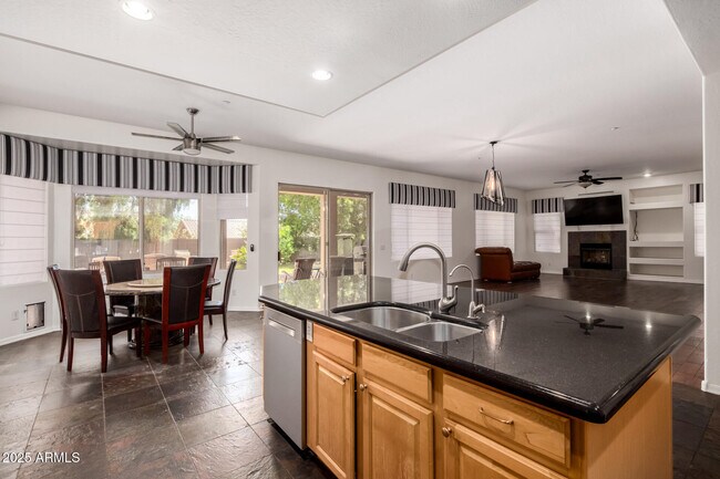 Building Photo - 10573 E Sheena Dr