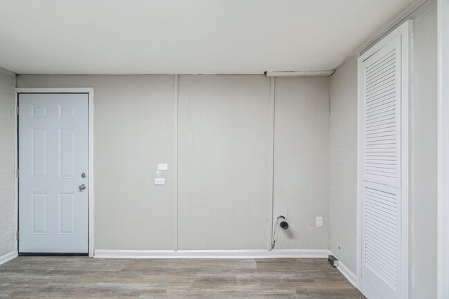Building Photo - 3040 Woodbine Ave