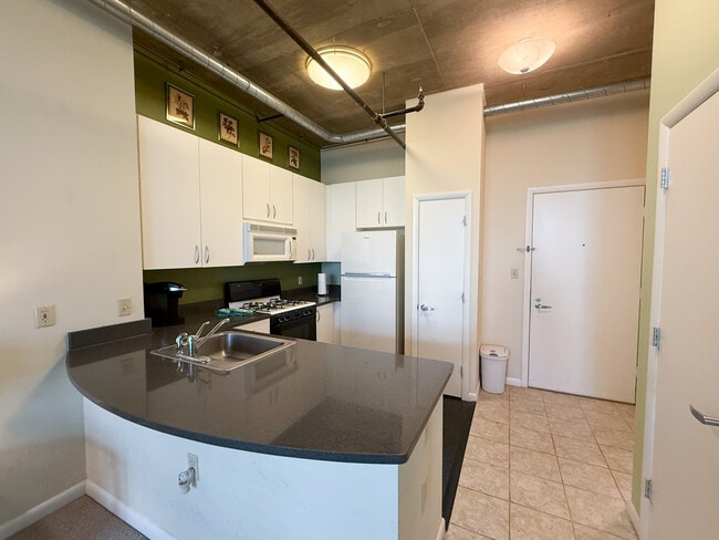 Kitche has a antry closet - 1300 N St NW