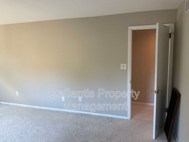 Building Photo - 471 Manordale Rd
