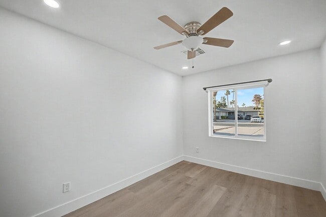 Building Photo - 6 Bed/ 3 Bath with Pool