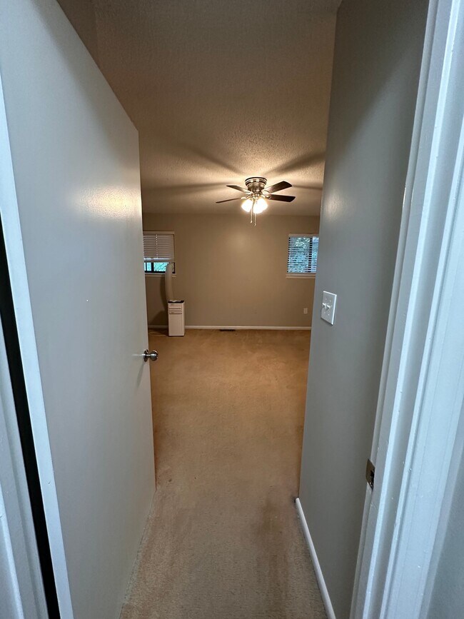 Building Photo - 102 Briarview Cir