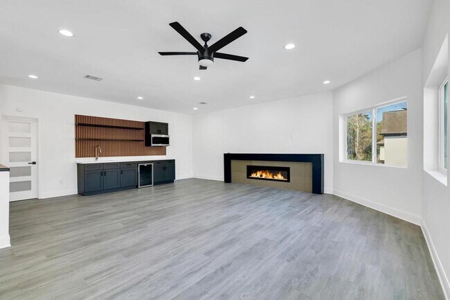 Building Photo - 12564 Memorial Dr