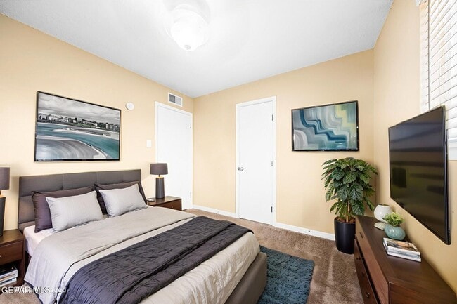 Building Photo - 5656 Kensington Cir