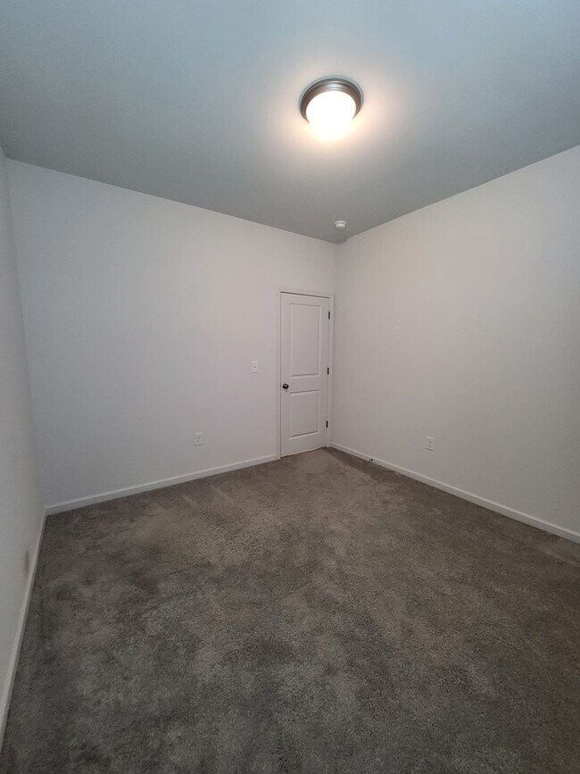 Building Photo - Cute, Well Maintained, Ranch Close to Mountain Island Lake