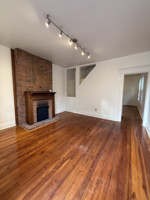 Building Photo - 458 E Sycamore St