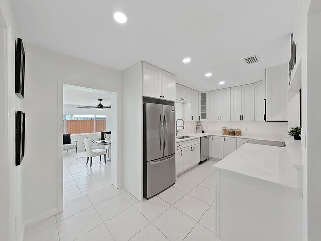 Building Photo - 4610 W Bay Villa Ave