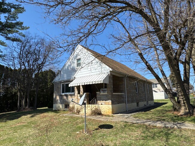Building Photo - Newly Renovated 3-bedroom, 1-bathroom home with 2 car garage in Bethlehem Township