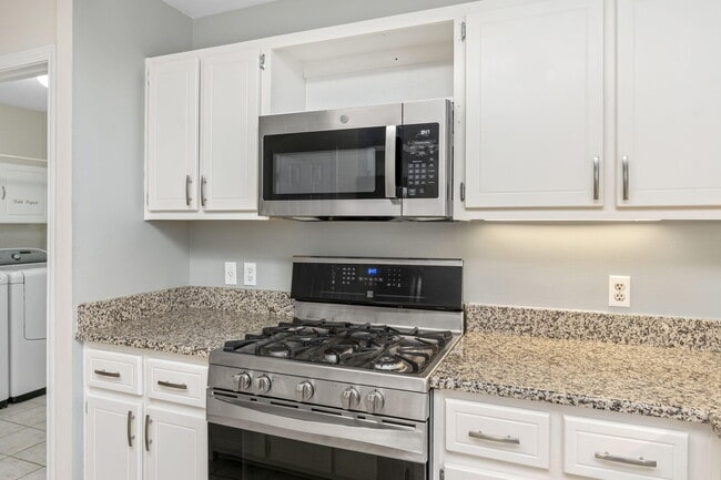Building Photo - 305 Parkwood Pl