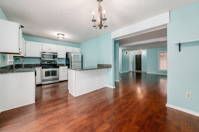 Building Photo - 5884 Parkbridge Ln