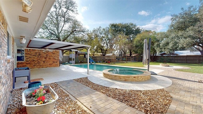 Building Photo - 2819 Fortuna Dr