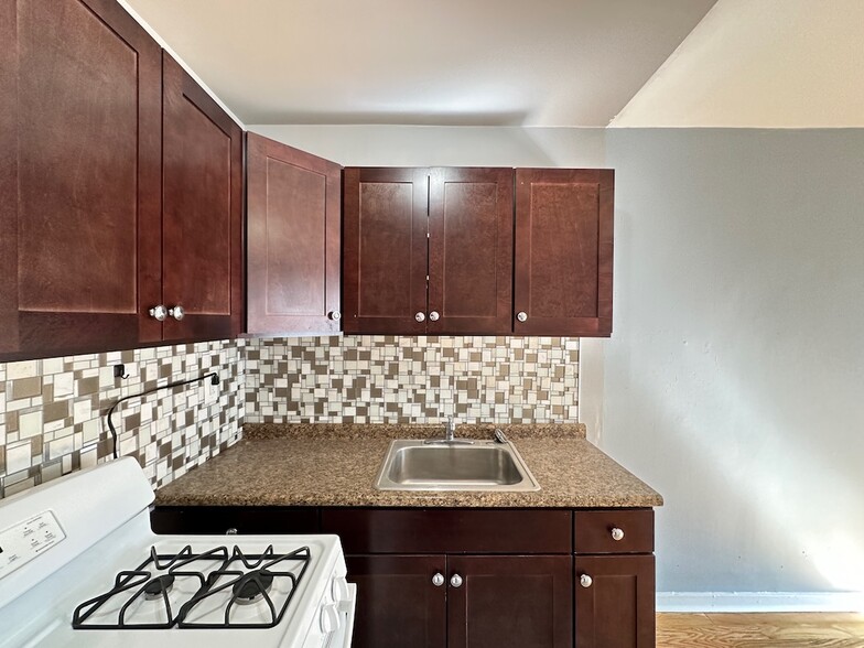 Building Photo - 5662 N Ridge Ave