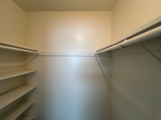Building Photo - UPDATED 2 BEDROOM APARTMENT!!