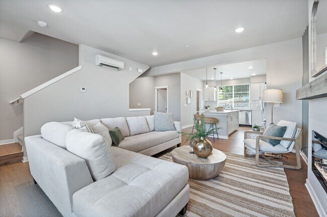 Building Photo - 4 Bedroom Kenmore Townhome with a Territorial View!