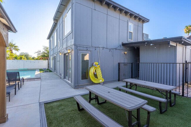 Building Photo - 3733 E Dahlia Dr