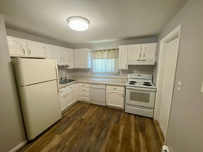 Building Photo - CHARMING TWO BEDROOM IN GROTON - HEAT INCL...