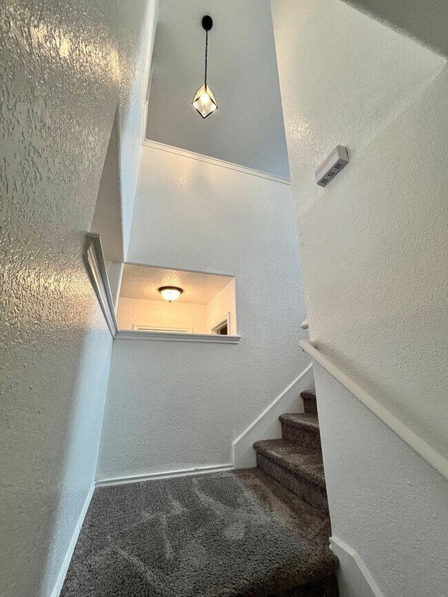 Building Photo - Large 4 bedroom/2.5 bath conveniently located to Lackland AFB! Move-in Ready!