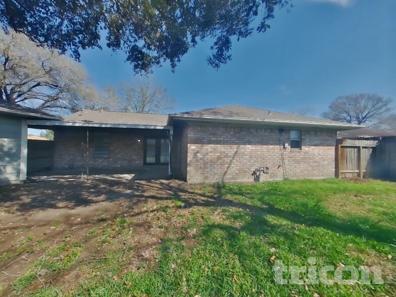 Building Photo - 902 La Nell Drive Deer Park TX