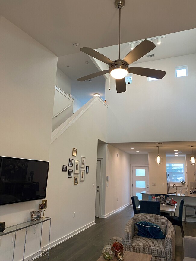 Building Photo - 6800 Menchaca Rd