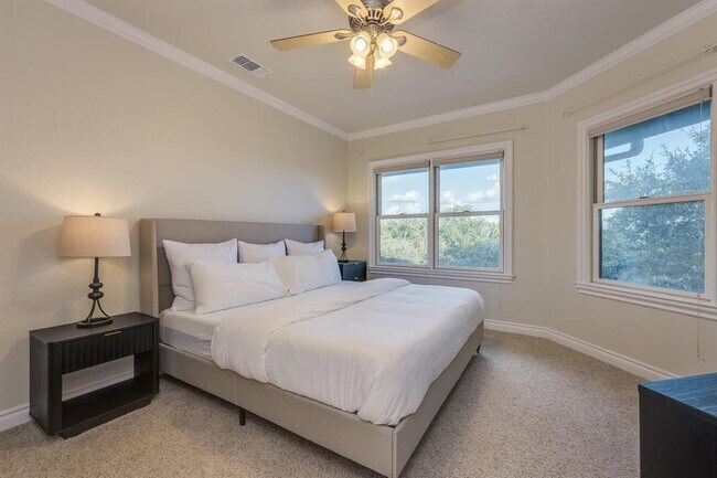 Building Photo - 813 Moonlight Bay Dr