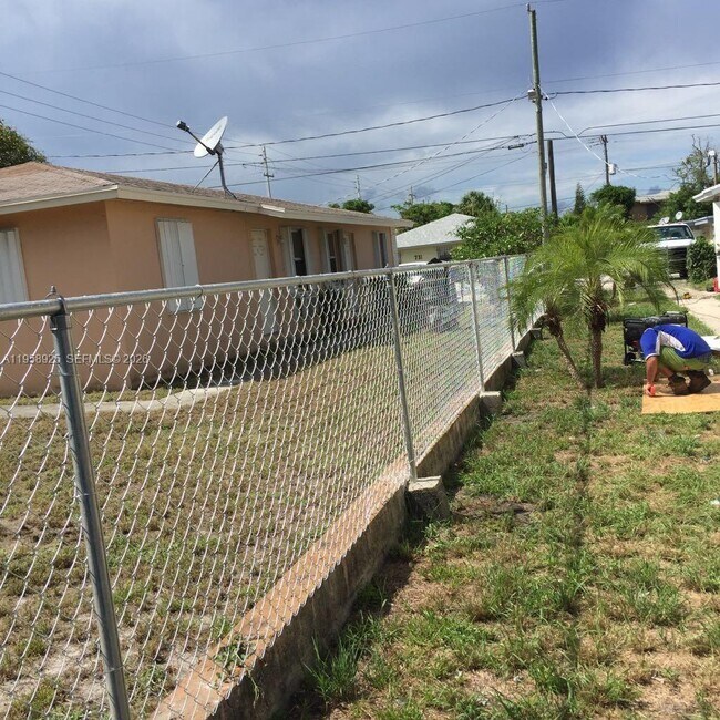 Building Photo - 726 21st St