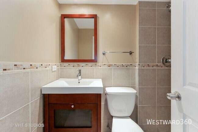 Building Photo - 3900 N Pine Grove Ave