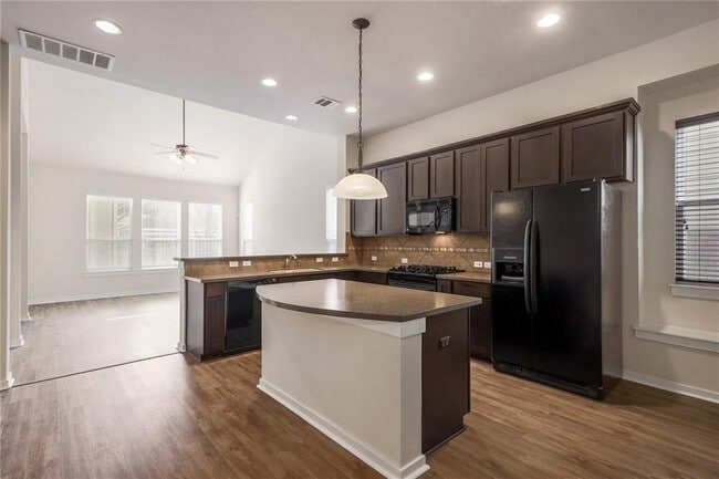 Building Photo - 1925 Littlefield St